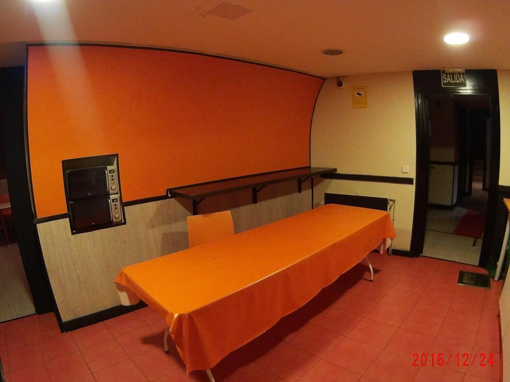 Hostels Meetingpoint Madrid Exterior foto